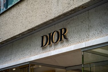 Dior logo dükkanı tabelası. Christian Dior SE, Fransız çok uluslu lüks moda evi. Toronto, Kanada - 1 Ekim 2024.