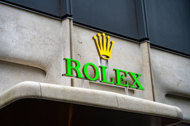 Rolex logo dükkanı tabelası. Rolex SA, İsviçreli saat markası ve üreticisi. Toronto, Kanada - 1 Ekim 2024.