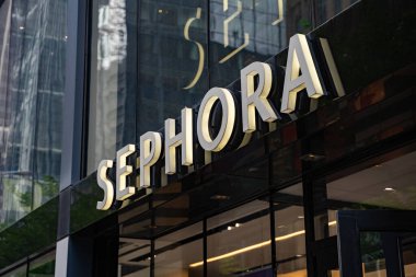 Sephora logo dükkanı tabelası. Sephora, Fransız çokuluslu kişisel bakım ve güzellik ürünleri perakendecisi. Toronto, Kanada - 1 Ekim 2024.