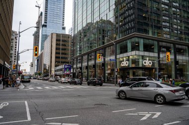 Bloor Caddesi ile Bay Caddesi 'nin kesiştiği yer Toronto' da. Toronto, Kanada - 1 Ekim 2024.