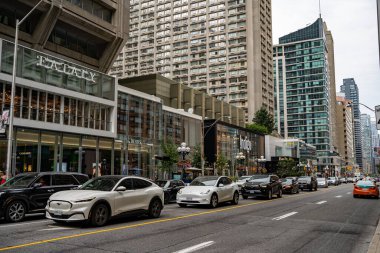 Bloor Caddesi ile Bay Caddesi 'nin kesiştiği yer Toronto' da. Toronto, Kanada - 1 Ekim 2024.