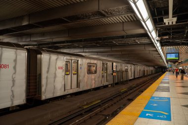 Toronto 'daki Bloor Metro İstasyonu manzarası. Toronto, Kanada - 1 Ekim 2024.