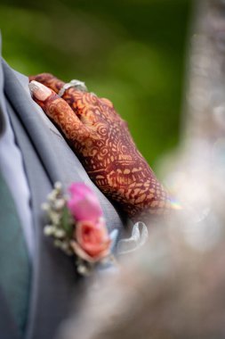 Güney Asyalı bir gelinin elinde Hint kınası..