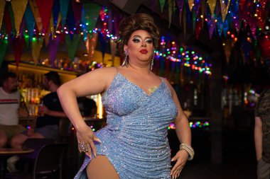 Pub 'da Drag Queen sahne performansı. Toronto, Kanada - 23 Mayıs 2024.