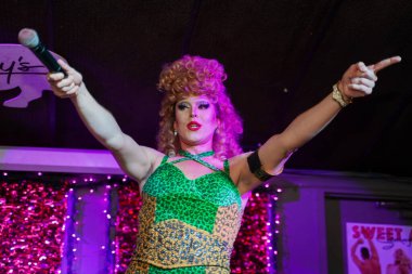 Pub 'da Drag Queen sahne performansı. Toronto, Kanada - 23 Mayıs 2024.