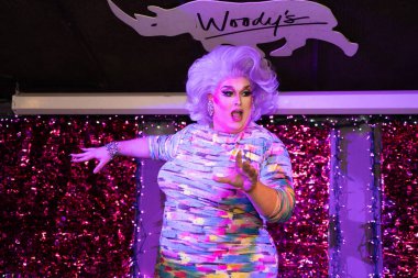 Pub 'da Drag Queen sahne performansı. Toronto, Kanada - 23 Mayıs 2024.