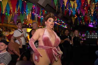 Pub 'da Drag Queen sahne performansı. Toronto, Kanada - 23 Mayıs 2024.