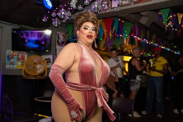 Pub 'da Drag Queen sahne performansı. Toronto, Kanada - 23 Mayıs 2024.