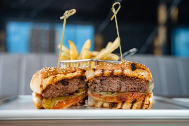 Restoran masasına sığır etli hamburger yakın..