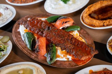 Geleneksel Türk kebabı masada, Adana kebabı.