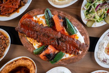 Geleneksel Türk kebabı masada, Adana kebabı.