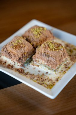 Geleneksel Türk tatlıları soğuk baklava.