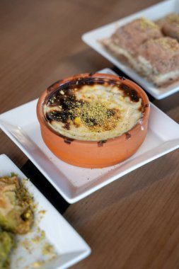 Geleneksel Türk tatlıları. Baklava ve sütlaç..