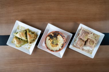 Geleneksel Türk tatlıları. Baklava ve sütlaç..