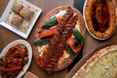 Restoranda çeşitli geleneksel Türk yemekleri.