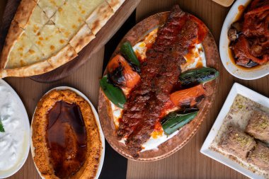 Restoranda çeşitli geleneksel Türk yemekleri.