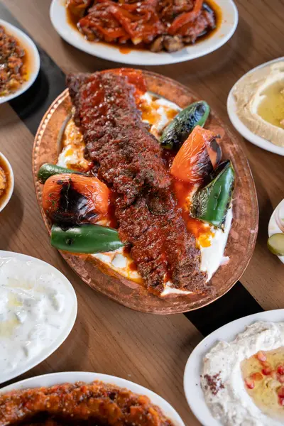 Geleneksel Türk kebabı masada, Adana kebabı.