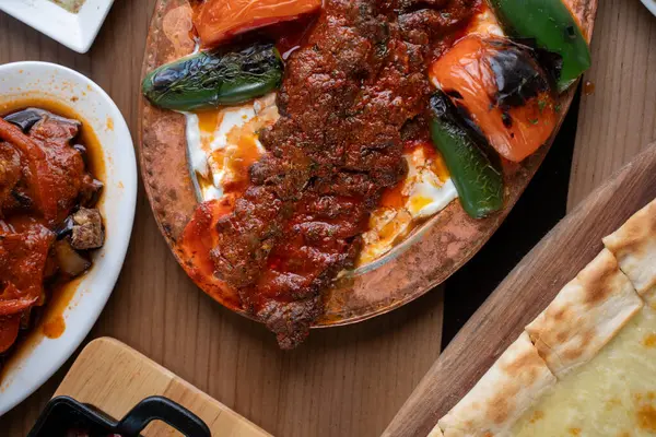 Restoranda çeşitli geleneksel Türk yemekleri.