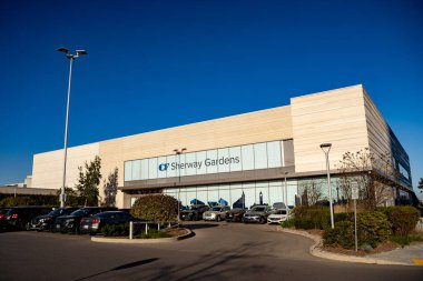 CF Sherway Gardens, Etobicoke Toronto 'da büyük bir alışveriş merkezidir. Toronto, Kanada - 19 Ekim 2024.