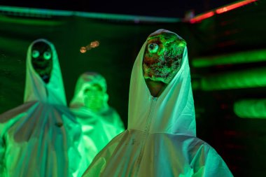 Cadılar Bayramı 'nda perili evdeki figürler.