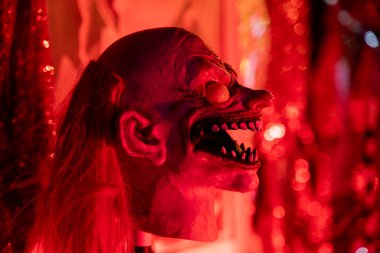 Cadılar Bayramı boyunca korku evindeki maskeli figürler..