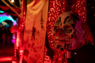 Cadılar Bayramı boyunca korku evindeki maskeli figürler..