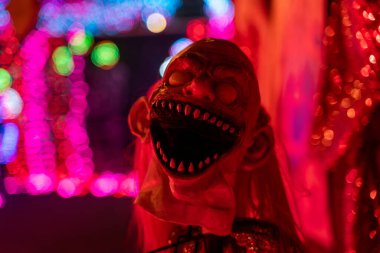 Cadılar Bayramı boyunca korku evindeki maskeli figürler..
