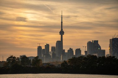 Gün batımında CN Kulesi ve Toronto Şehir Merkezi manzarası. Toronto, Kanada - 23 Ekim 2024.