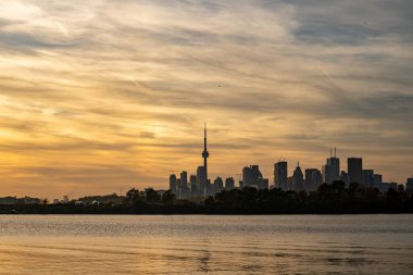 Gün batımında CN Kulesi ve Toronto Şehir Merkezi manzarası. Toronto, Kanada - 23 Ekim 2024.