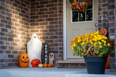 Cadılar Bayramı boyunca evin önündeki dekorasyonlar..