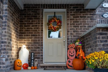 Cadılar Bayramı boyunca evin önündeki dekorasyonlar..