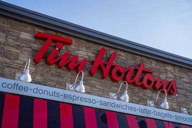 Tim Hortons 'un mağaza işareti. Tim Hortons, Kanada 'da çok uluslu bir kafe ve restoran zinciri. Kitchener, Kanada - 20 Ekim 2024.
