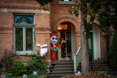 Evin ön kapısında Cadılar Bayramı süslemeleri.