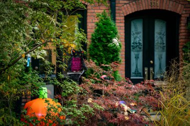 Cadılar Bayramı süslemeleri evin girişindeki avluda..