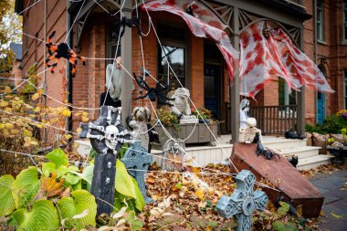Cadılar Bayramı süslemeleri evin girişindeki avluda..