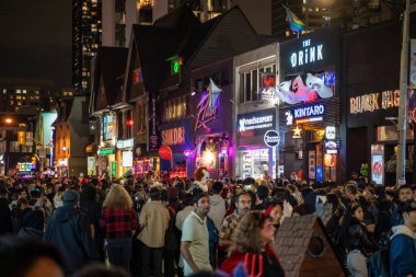 Kilise caddesinde Cadılar Bayramı geçidi. Korkunç kostümlü bir kalabalık sokakta yürüyor. Toronto, Kanada - 31 Ekim 2024.