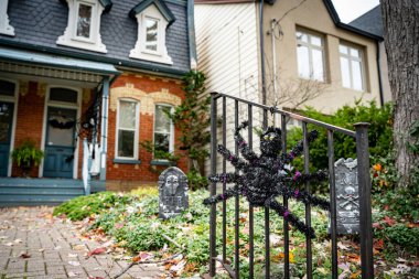 Evin çitlerinde cadılar bayramı süslemeleri.