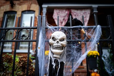 Evin çitlerinde cadılar bayramı süslemeleri.