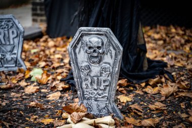 Cadılar Bayramı süslemeleri evin girişindeki avluda..