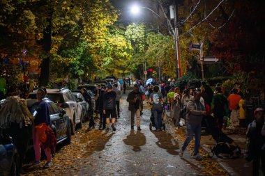 Bir grup çocuk ve aileleri Cadılar Bayramı gecesi sokaktalar. Toronto, Kanada - 31 Ekim 2024.