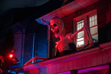 Bir evin önünde aydınlatılmış Cadılar Bayramı süslemeleri.