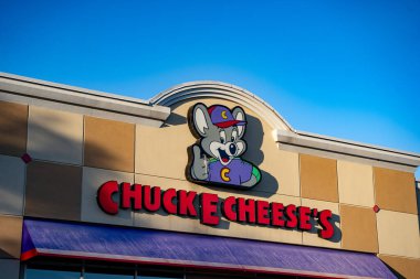 Chuck E. Peynir tabelası. Chuck E. Cheese bir Amerikan eğlence restoran zinciri. Vaughan, Kanada - 2 Kasım 2024.