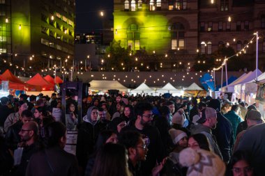 Toronto 'daki Nathan Phillips Meydanı' nda Diwali Işık Festivali. Toronto, Kanada - 27 Ekim 2024.