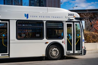 Otobüs terminalindeki York Region Transit otobüsü. Vaughan, Kanada - 2 Kasım 2024.