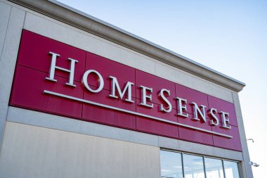 Homsesense işareti. HomeSense, Kanada 'da indirimli ev mobilyası mağazaları zinciri. Vaughan, Kanada - 2 Kasım 2024.