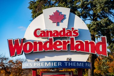 Kanada Harikalar Diyarı tabelası. Kanada 'nın Harikalar Diyarı eğlence parkı. Vaughan, Kanada - 2 Kasım 2024.