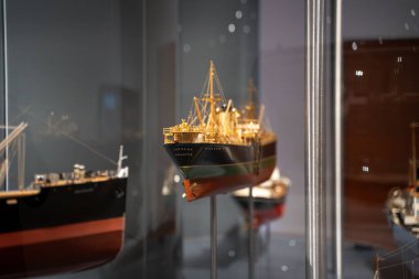 Ontario Sanat Galerisi 'nde model gemiler. Toronto, Kanada - 3 Kasım 2024.