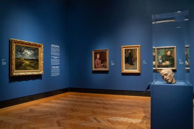 Resimler Ontario Sanat Galerisi 'nde sergileniyor. Toronto, Kanada - 3 Kasım 2024.