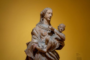 Ontario Sanat Galerisi 'nde Bakire Meryem ve Bebek İsa heykeli. Toronto, Kanada - 3 Kasım 2024.