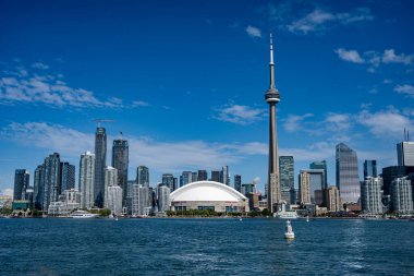 Ontario Gölü 'nden Toronto şehir merkezi manzarası. Toronto, Kanada - 22 Ağustos 2024.